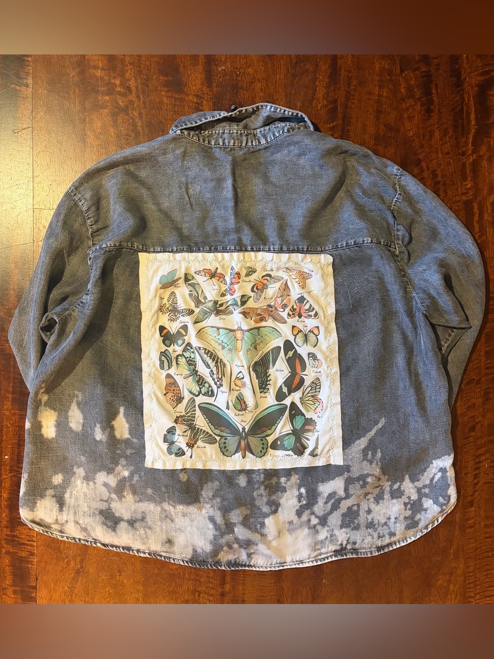 Upcycled Butterflies Graphic Bleach Splatter Distressed Grey Button Down Size L